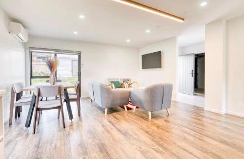 Papatoetoe Apartment | Cosy & Contemporary entire 3 Bedroom Airport Retreat