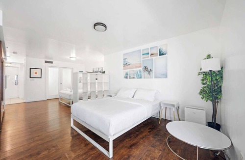 South Beach Condo | Cozy Ocean Drive Studio - Roof top Pool and Bar