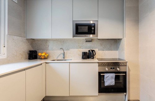Nueva Espana Apartment | Descubre un exclusivo ático en la octava planta de la calle Félix Boix, a escasos pasos de Plaza Castilla, uno de los enclaves más emblemáticos y mejor conectados de Madrid.
