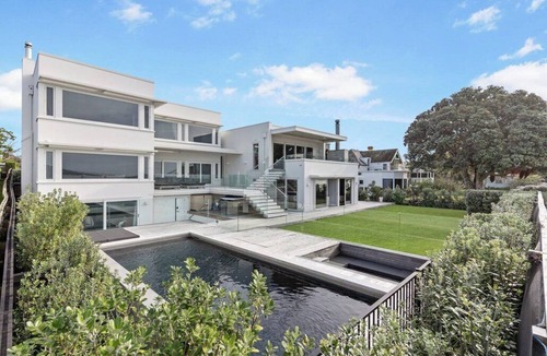 Devonport House | Devonport - Oxford Terrace Beachfront (5BR/3.5BA, Sleeps 6)