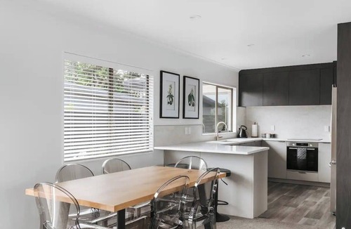 Mount Maunganui House | Easy Living - Modern 3-Bedroom Beach Retreat: Sunlit Courtyard, Double Garage & Ample Parking, Ideal Family Getaway