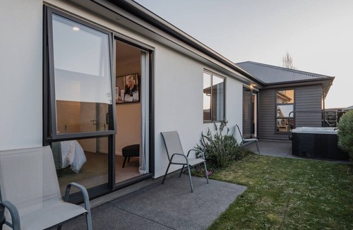 Hornby House | Elegant 3BR Home on Mustang Avenue
