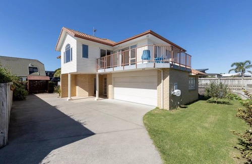 Papamoa Beach House | Family Treasure - Spacious 4-Bedroom Family Beachside Retreat with Private Balcony, Modern Kitchen, Ensuite, Gated Lawn, and Steps from Papamoa East Beach & Golden Sands Shopping Center