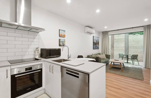 Arthur's Point Villa | Fantail Retreat | Alpine Stay Near Coronet Peak