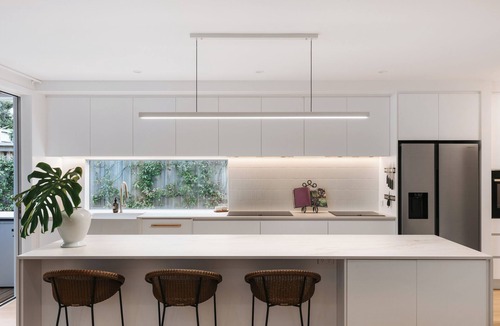 Mount Maunganui House | Golden Oasis -Luxurious 4-Bedroom Coastal Retreat – Private Spa, Alfresco Outdoor Dining, Putting Green & Steps from Mount Maunganui Beach and Town Center