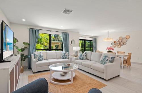 Sanibel House | Ground Floor Luxury - Your choice of 2 Bikes or Kayak Rental - Steps to Beach!