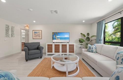 Sanibel House | Ground Floor Luxury - Your choice of 2 Bikes or Kayak Rental - Steps to Beach!
