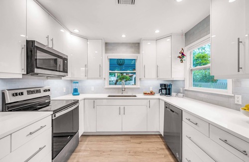 Colee Hammock Cottage | Heated Pool/Las Olas/Victoria Park/Near Beach/Escapism at its finest/Mermaid Key