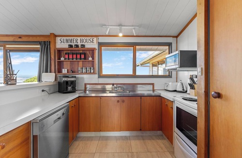 Acacia Bay Cottage | Heights Haven - Acacia Bay Holiday Home