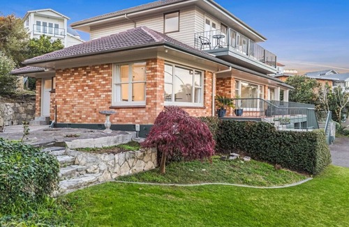 Frankton Apartment | Lake View Apartment with parking