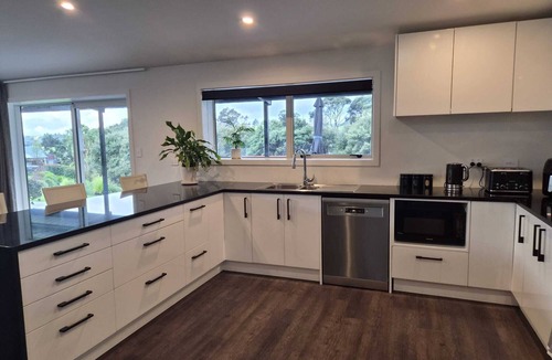 Helensville House | Large luxurious American Barn style property, surrounded by native bush.