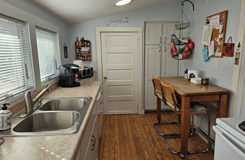 South Haven Cottage | Little Blue is a family friendly, quintessential cottage.