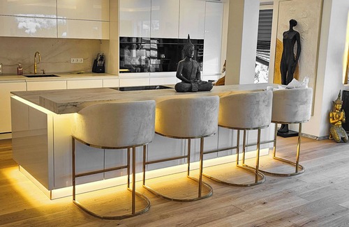 Obersendling Apartment | Luxurious large Home + Pool + Garden + Koi Pond 15 min. from city center