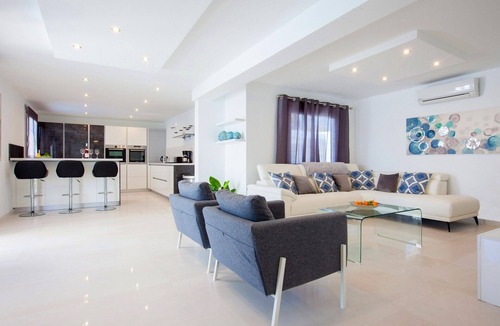 Puerto del Carmen Villa | Luxury 4 bed, 3 bath villa in central Puerto del Carmen with free WiFi & Air Con