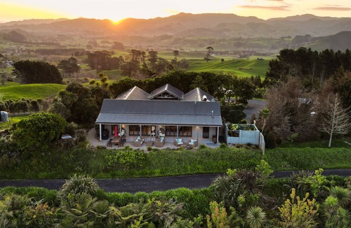 Waihi Cabin | Luxury Lodge Overlooking the Bay of Plenty. 10 Minutes From Waihi & Waihi Beach