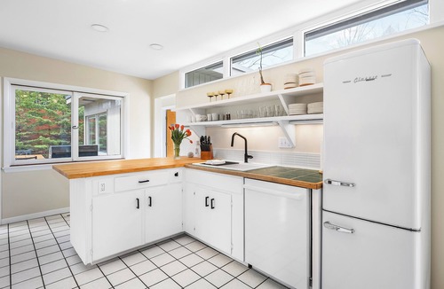 Northport House | Midcentury Millpond | Dog-Friendly Waterfront + Patio | Walk to Northport