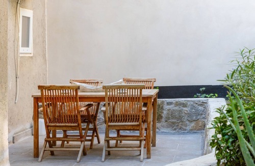 Barriera Vecchia-San Giacomo Apartment | Modern apartment with private outdoor space