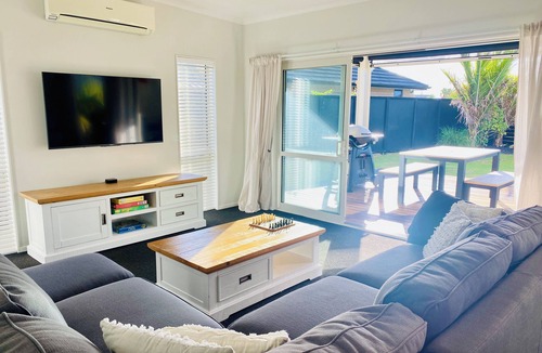 One Tree Point House | Modern retreat, steps to the beach, golf & tennis.
