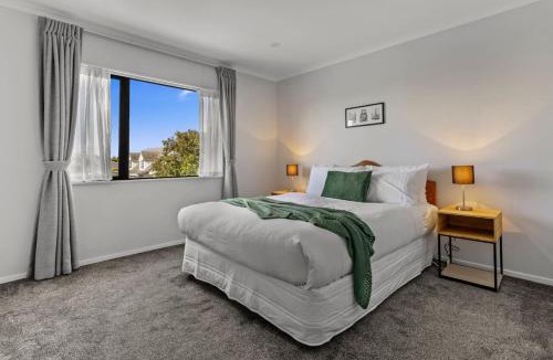 Papatoetoe House | Modern Townhouse with Parking nr Airport - Manukau