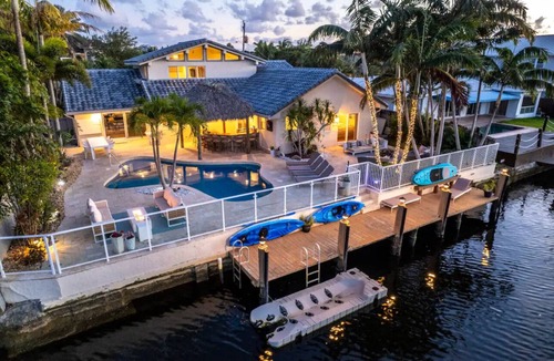 Poinsettia Heights House | Modern Tropical 6 bdr 4 bath kayak & Paddleboard.