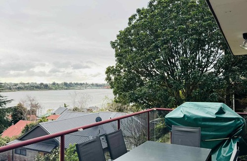 Tauranga House | Nestled in a prime Tauranga location with stunning harbour views and sunsets.