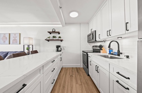 Waikiki Hotel | Newly renovated! FREE PARKING, Koolau Mountain, Golf Course & City Views!