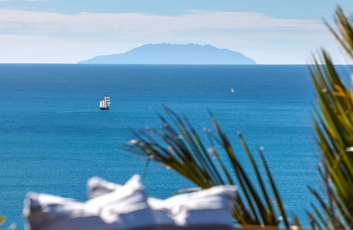 Waiheke Island House | OCEAN BREEZE COTTAGE | Coast & Country | WINTER DEAL