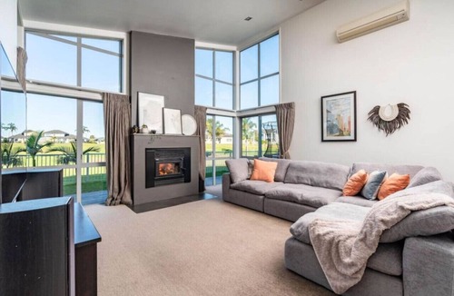 One Tree Point House | One Tree Point Beside Golf Course