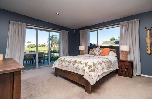 One Tree Point House | One Tree Point Beside Golf Course
