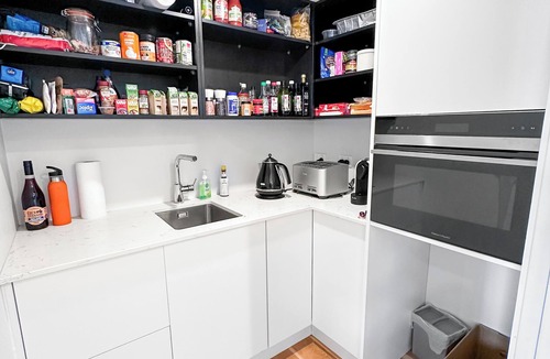 Orakei House | Orakei Oasis l Quality 3 Bed House inc. Views