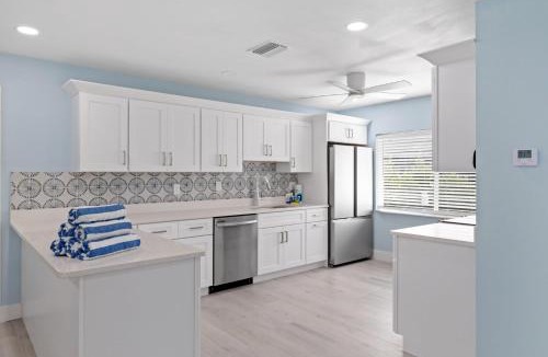 Sanibel House | Palm Retreat - 3BR Cottage at the Palmview Inn of Sanibel Island with Bikes