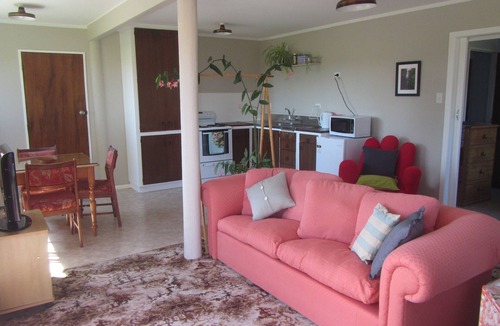 Waitakaruru Apartment | Peaceful Miranda area and less than an hour to Auckland Sleeps three
