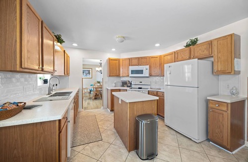 Town of Benton Cottage | Private Backyard & Deck · Family-Friendly