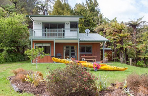 Rotoma House | R AND R LAKE HOUSE - LAKE ROTOEHU HOLIDAY HOME in Lake Rotoehu
