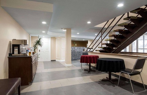 Syracuse Hotel | Rodeway Inn Syracuse Carrier Circle
