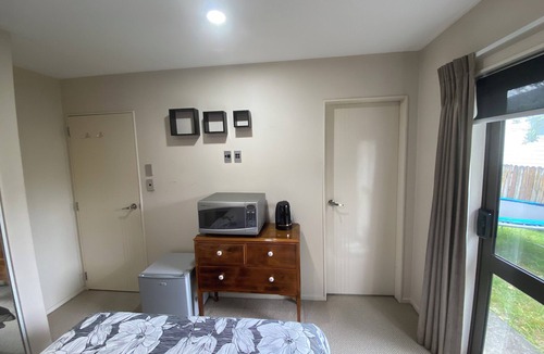 Hillsborough House | Room in Hillsborugh Auckland. Close to Motorway 10-15 minutes to CBD and airport