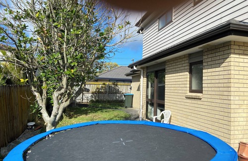 Hillsborough House | Room in Hillsborugh Auckland. Close to Motorway 10-15 minutes to CBD and airport