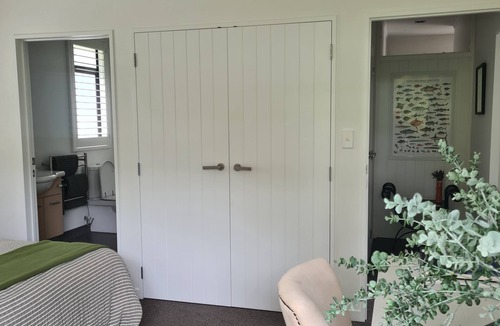 Snells Beach Bed & Breakfast | Sandspit Sanctuary. Surrounded by birdsong. Close to Matakana, Omaha and Marina