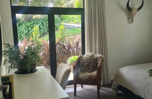 Snells Beach Bed & Breakfast | Sandspit Sanctuary. Surrounded by birdsong. Close to Matakana, Omaha and Marina