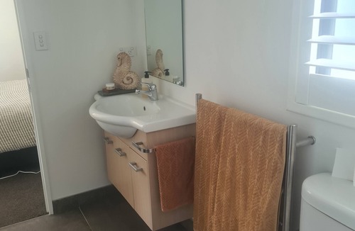 Snells Beach Bed & Breakfast | Sandspit Sanctuary. Surrounded by birdsong. Close to Matakana, Omaha and Marina