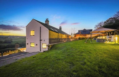 Dewsbury House | Spacious 6BR Escape | Hot Tub, Game Room & Karaoke