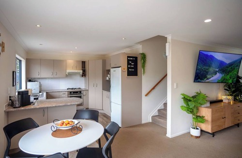 Mangawhai Heads House | Spacious Coastal Bach | Hot Tub| Pizza Oven | Perfect for Families & Groups