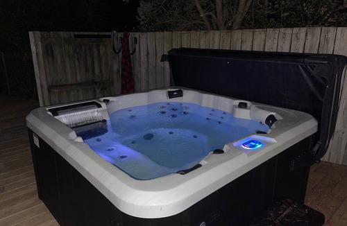 Mangawhai Heads House | Spacious Coastal Bach | Hot Tub| Pizza Oven | Perfect for Families & Groups
