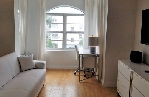 South Beach Condo | SPACIOUS SOBE CORNER ONE BEDROOM-EXCELLENT LOCATION