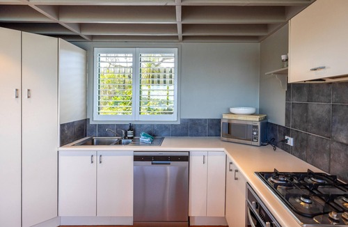 Surfdale House | Spinnaker Watch - A relaxed coastal retreat with breathtaking views to Auckland City. Spinnaker Watch offers spacious living, linen furnishings, sunny decks, and a short walk to the beach the perfect Waiheke escape for couples or small groups.