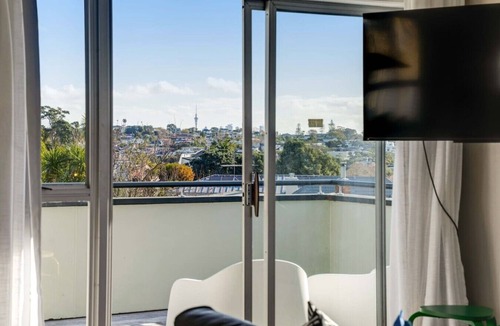 St. Heliers Villa | St Heliers 2BR Escape with Views & Parking