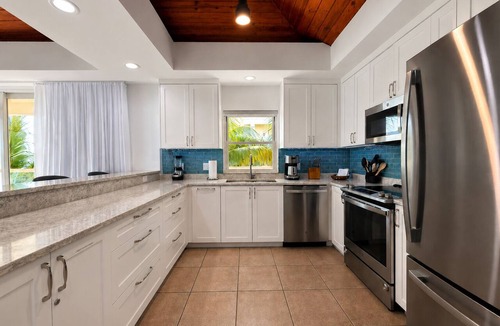 The Bight Condo | Stunning penthouse at Coral Gardens- GRACE BAY BEACH!