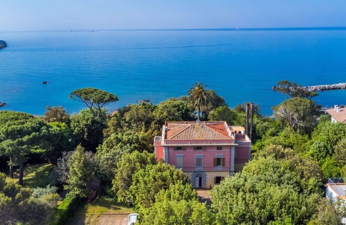Castiglioncello Villa | Stunning villa for 6 guests with WIFI, A/C, TV, terrace and pets allowed