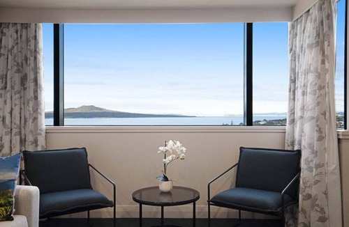 Takapuna Apartment | Stunning Views Kitchen Gym Swimming Pool Car Park