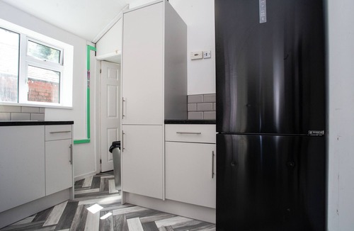 Honley House | Stylish 4BR Home in Dudley – Perfect for Families & Contractors